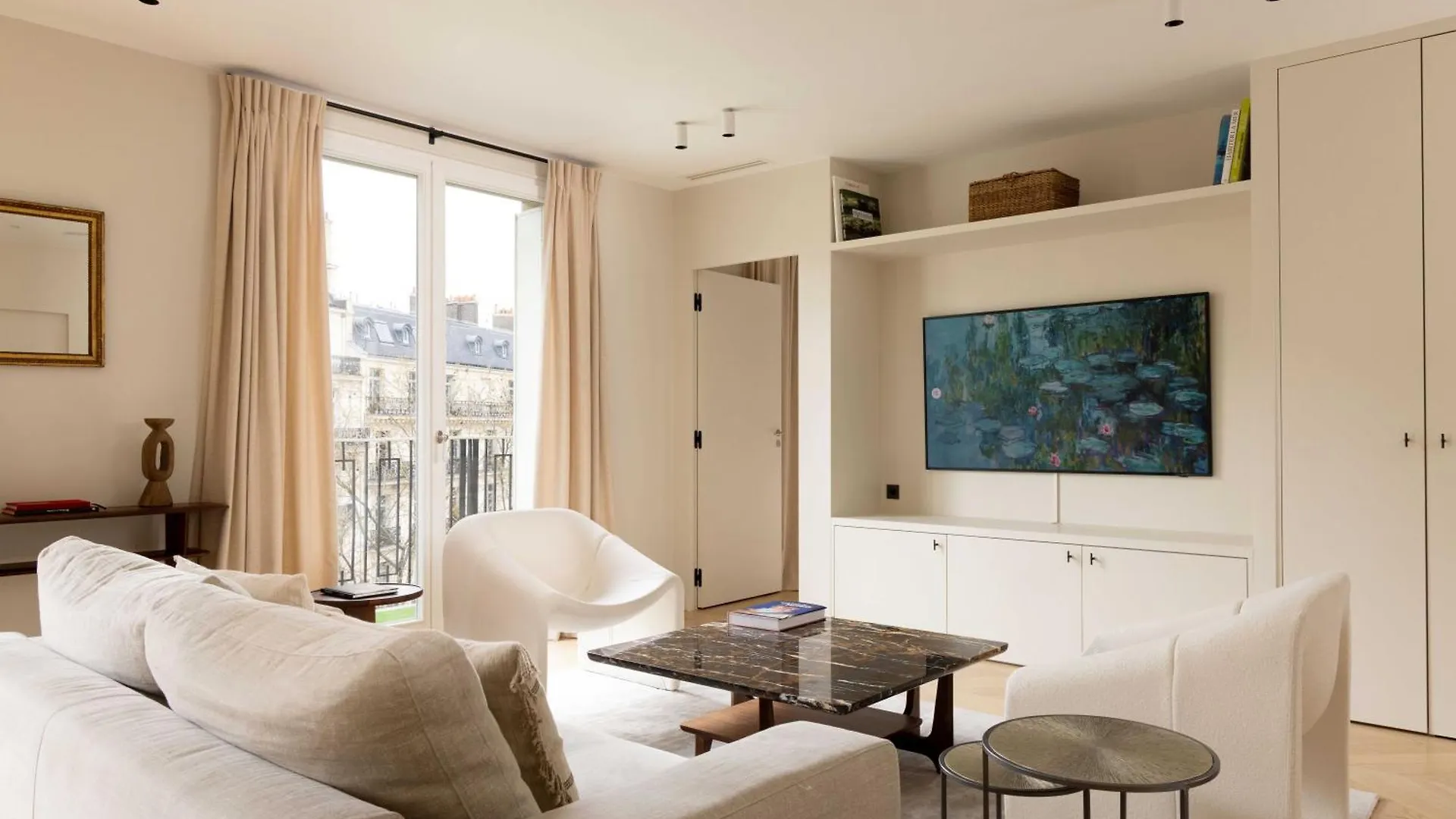Spacious & Modern Property - Eiffel Tower Paris France